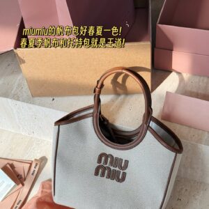 300 boxes
size：21*13cm
L's new small postman Metis
Freshly baked colors in spring and summer
The perfect sized LV mailman bag is here
The usage rate is super high!
Cute and lovely finally!! It's out!