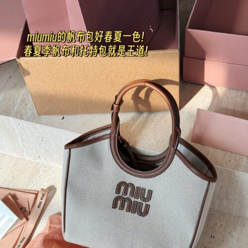 300 complete sets of packaging
size：21*18cm
Miumiu's new tote
The wind is blowing too hard this year
There are so many popular products!
This version is also too beautiful!
Miumiu's canvas bag is packed in one color for spring and summer!
Canvas an...
