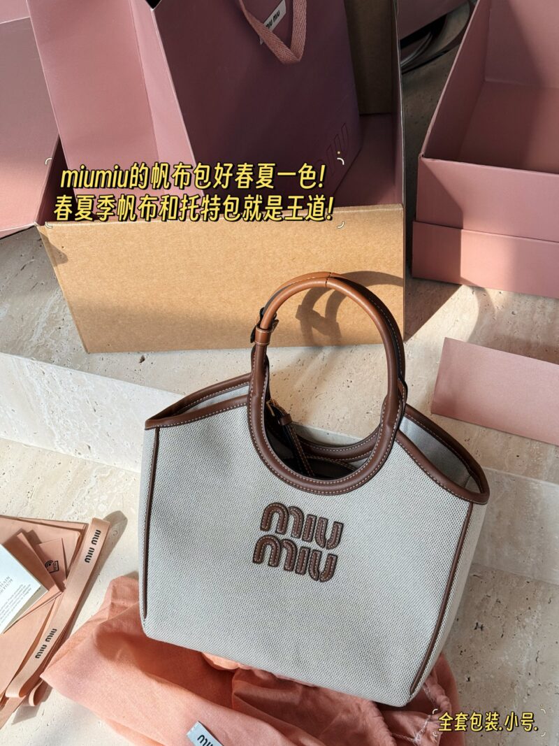 596d4cc3f9.jpg 300 complete sets of packaging
size:21*18cm
Miumiu's new tote
The wind is blowing too hard this year
There are so many popular products!
This version is also too beautiful!
Miumiu's canvas bag is packed in one color for spring and summer!
Canvas an...