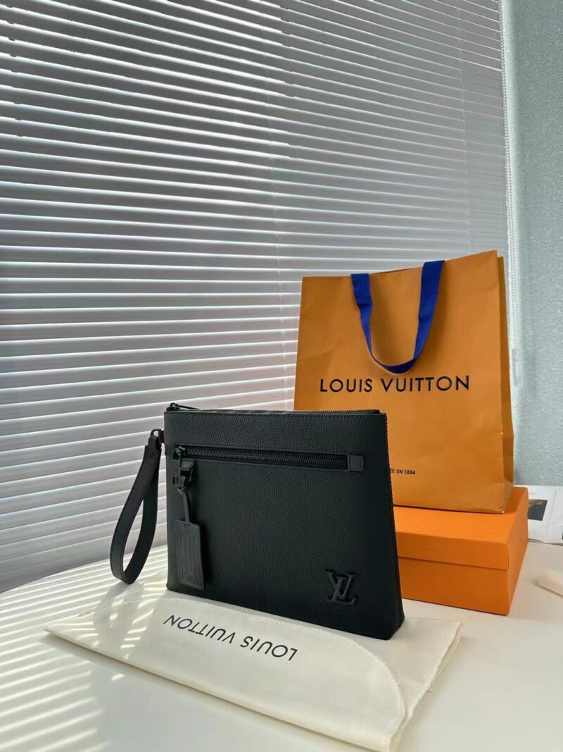 Exclusive real shot of top overseas original order M 69837 all black cowhide with gift box! The all-new LV Aerogram handbag exudes a trendy style with its understated design. The soft and delicate cowhide leather resembles old-fashioned aviation lett...