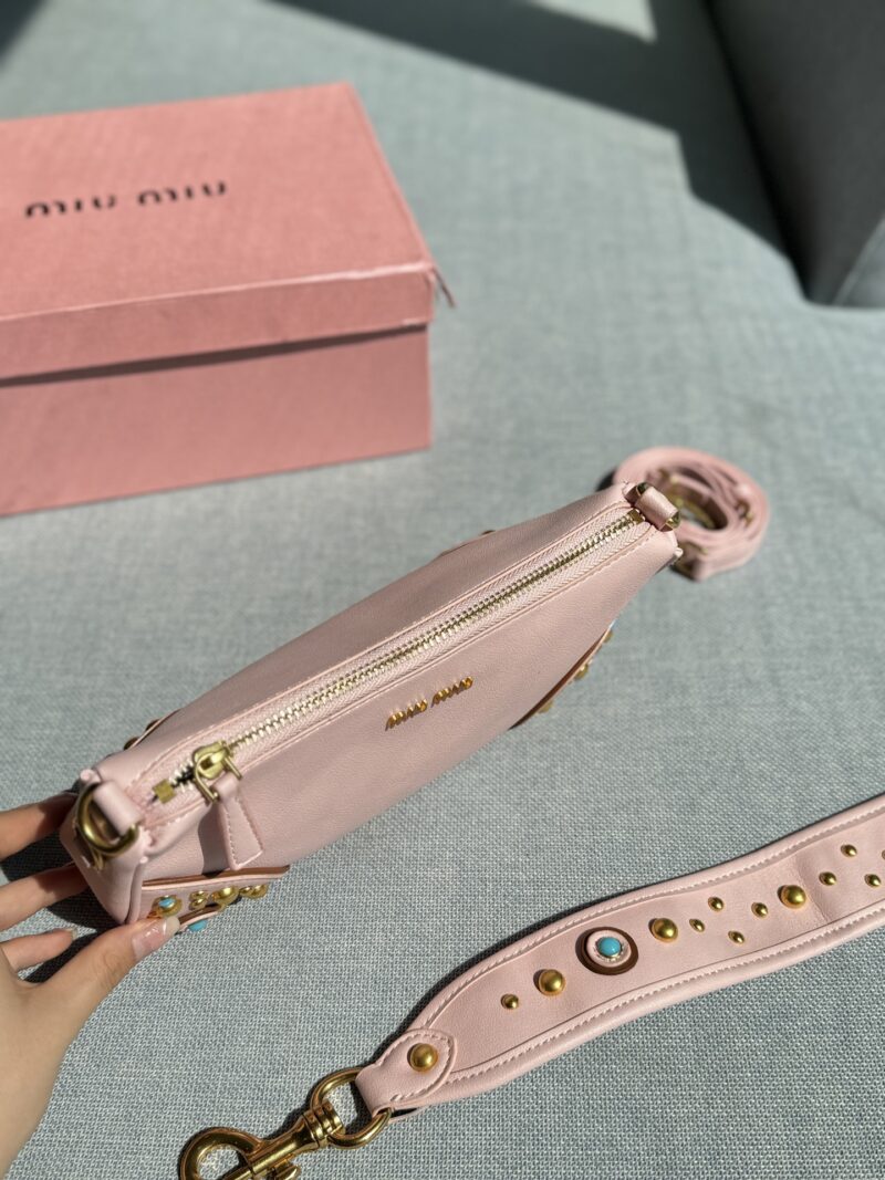 597a1f6506.jpg 215 Heaven and Earth Cover
size:24×13
MIU MIU Riveted Underarm Bag Used Bag
Show off vintage bags Come and watch! The simple and clean design of the 2025 Spring/Summer collection bags
Highlighting functional practicality, soft and comfortable touc...