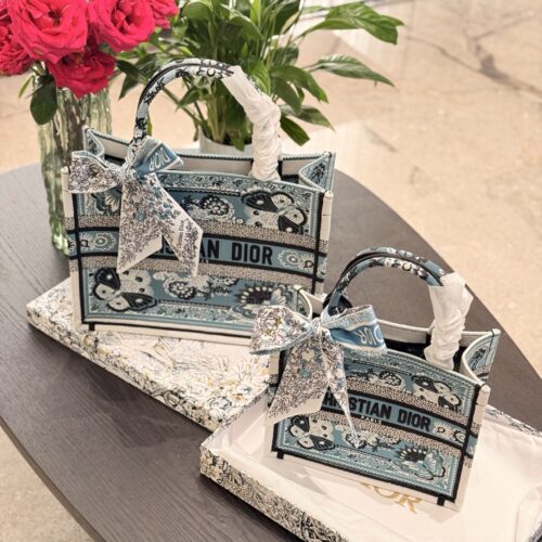 Dior Embroidery Series Toto Bag p250p280
The new Dior embroidered bag showcases unparalleled luxury and sophistication~Butterfly embroidery details showcase Dior's brand's craftsmanship spirit
Dust bag inside the driver's hand or shoulder
Super sized...