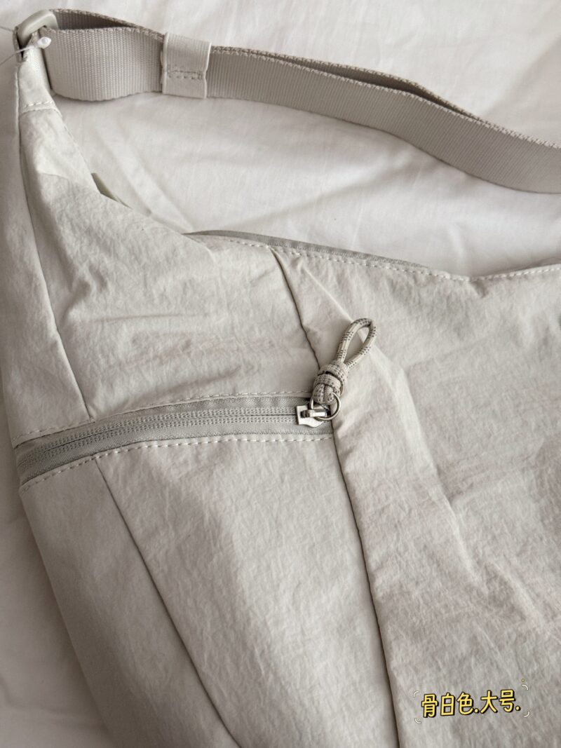 599d1fb410.jpg 210 200 without box
Size: Width 50 * Height 25cm (Large)
Top width 40 * height 20cm (small size)
Lululemon croissants
Comparison | 6L/Bone White 13L
13L is very suitable for short distance travel,
Lightweight and portable, I personally feel that bone...