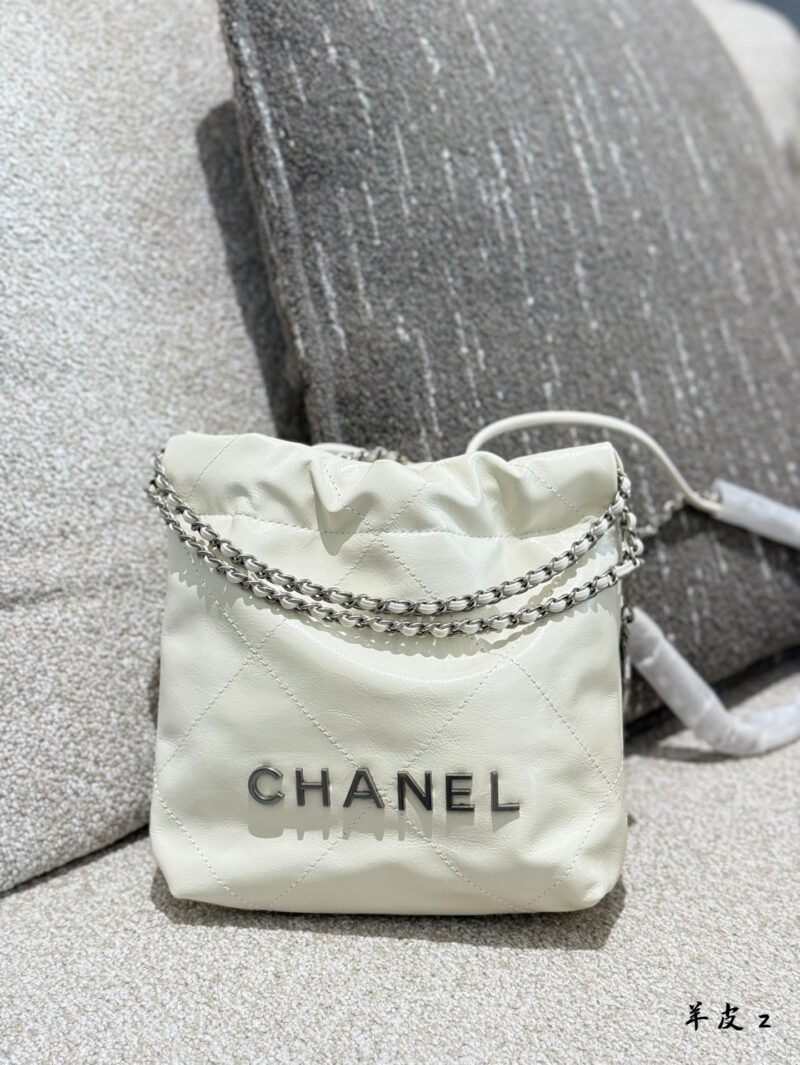 Chanel Mini Garbage Bag P250 Sheepskin
Can be carried by hand or slung over
The new season's C position! Get up the little girl who used to have a casual style with 22 bags
Can be carried by hand or slung over, exquisite and cute 18 × 20 box packaging