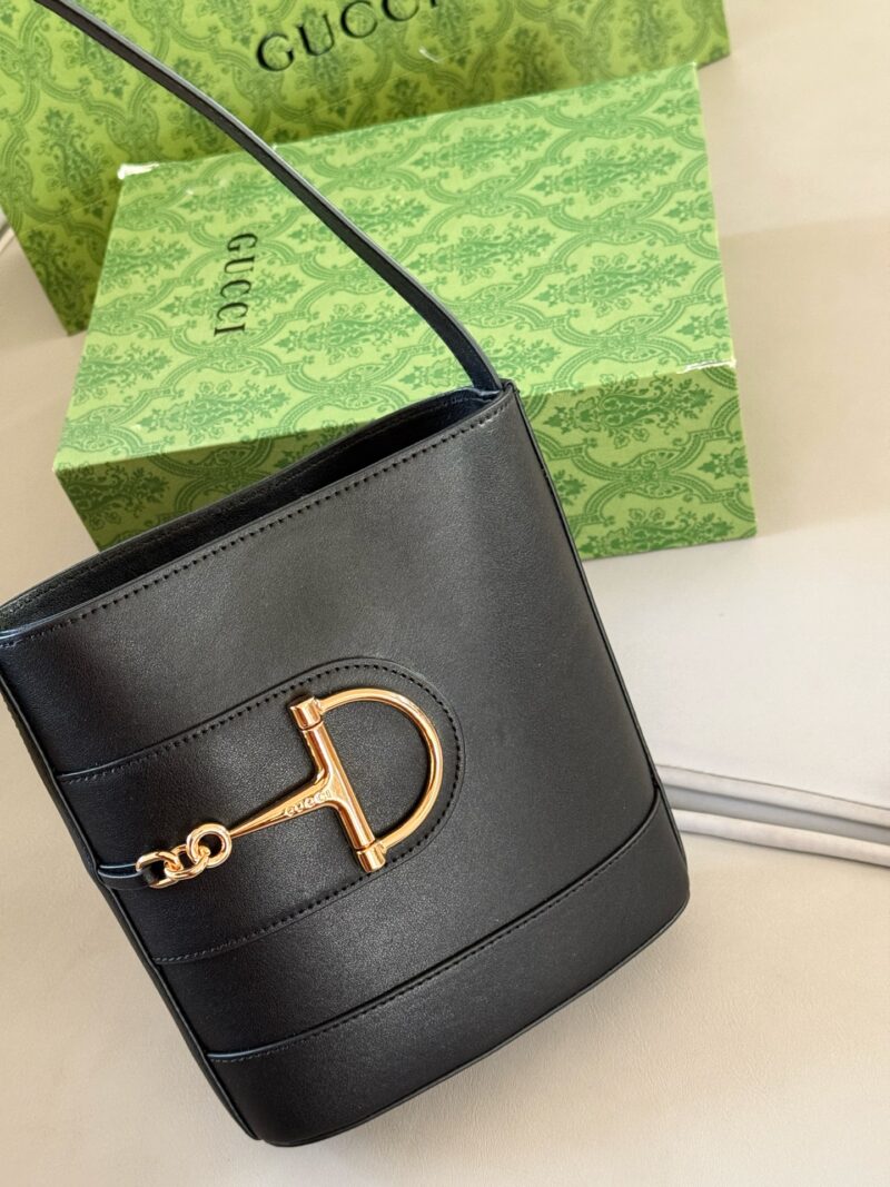 59b1e944a3.jpg 230 without box
size:18*20cm
GG bucket bag with versatile HOBO design
Very durable
Practical large capacity~
Configure extended shoulder straps
It can better meet different dressing needs and allow you to freely match them