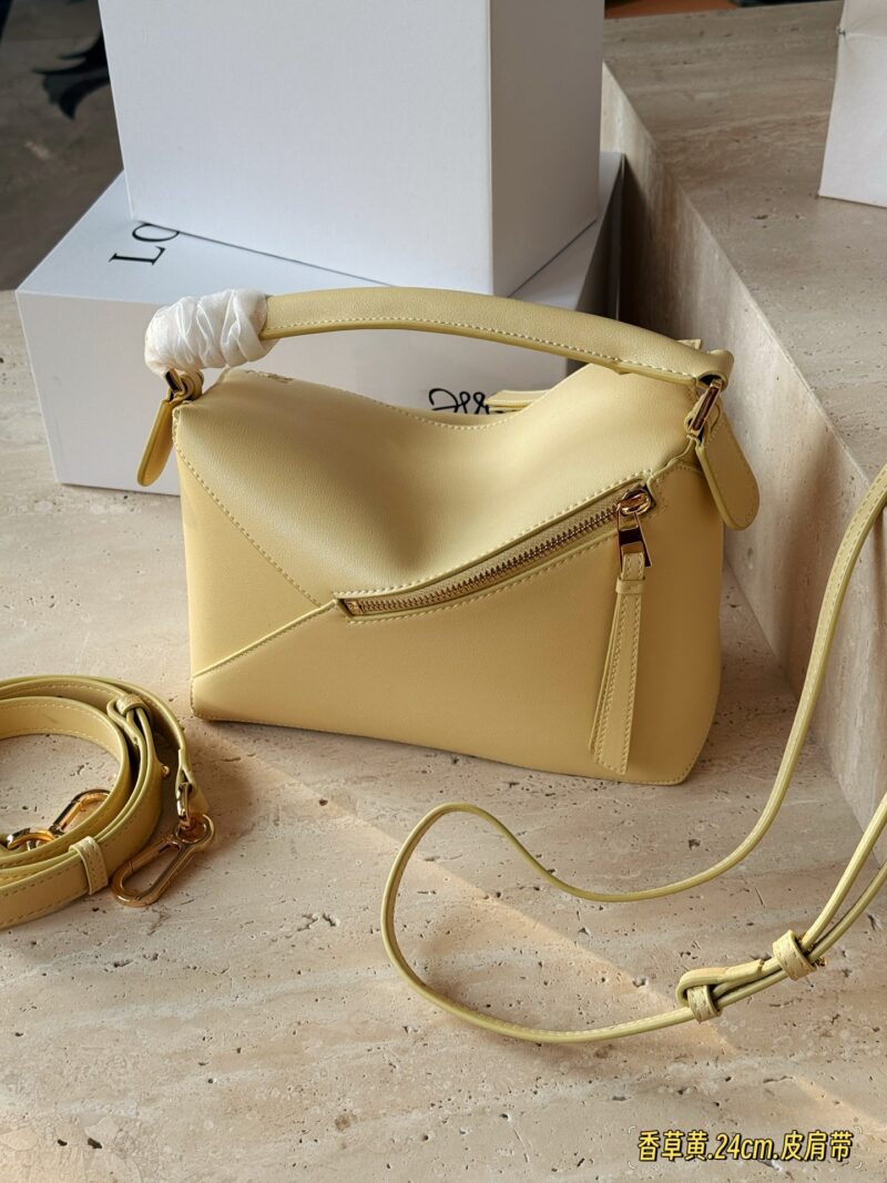 59bb4e5d91.jpg 235260 box
Size: 18 * 10cm (mini)
24 * 15cm (large size)
Loewe Geometry Package Puzzle
Truly cannot be missed,
?? Cowhide quality!
Completely hold on!
Milk like vanilla yellow!
It's already beautiful enough without any decorations!