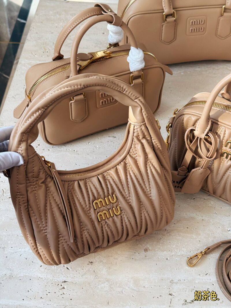 59ccea40b6.jpg 210 box
size:22*11cm
MiuMiu girl who can be cool and cute
Miumiu wander bag
Easy to match, can handle any style
The material is very soft
The capacity is also very good
Retro and playful hobo bag shape
It's a bag that I've been taking out almost ev...