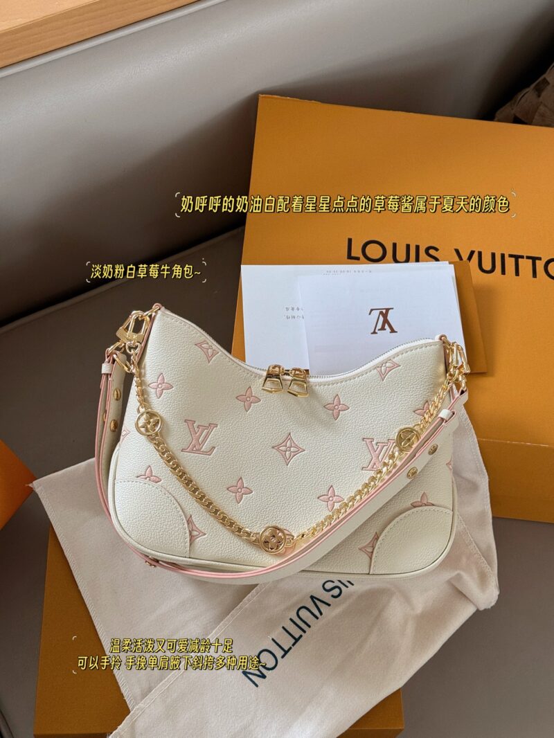 59fea8b992.jpg 240 box high order version
size:29*16cm
L's white strawberry cream croissant
Cream white with dotted strawberry jam is the color of summer
Lively and lovely!
Two shoulder straps can be worn diagonally or on one shoulder
Mainly, you will like this color~