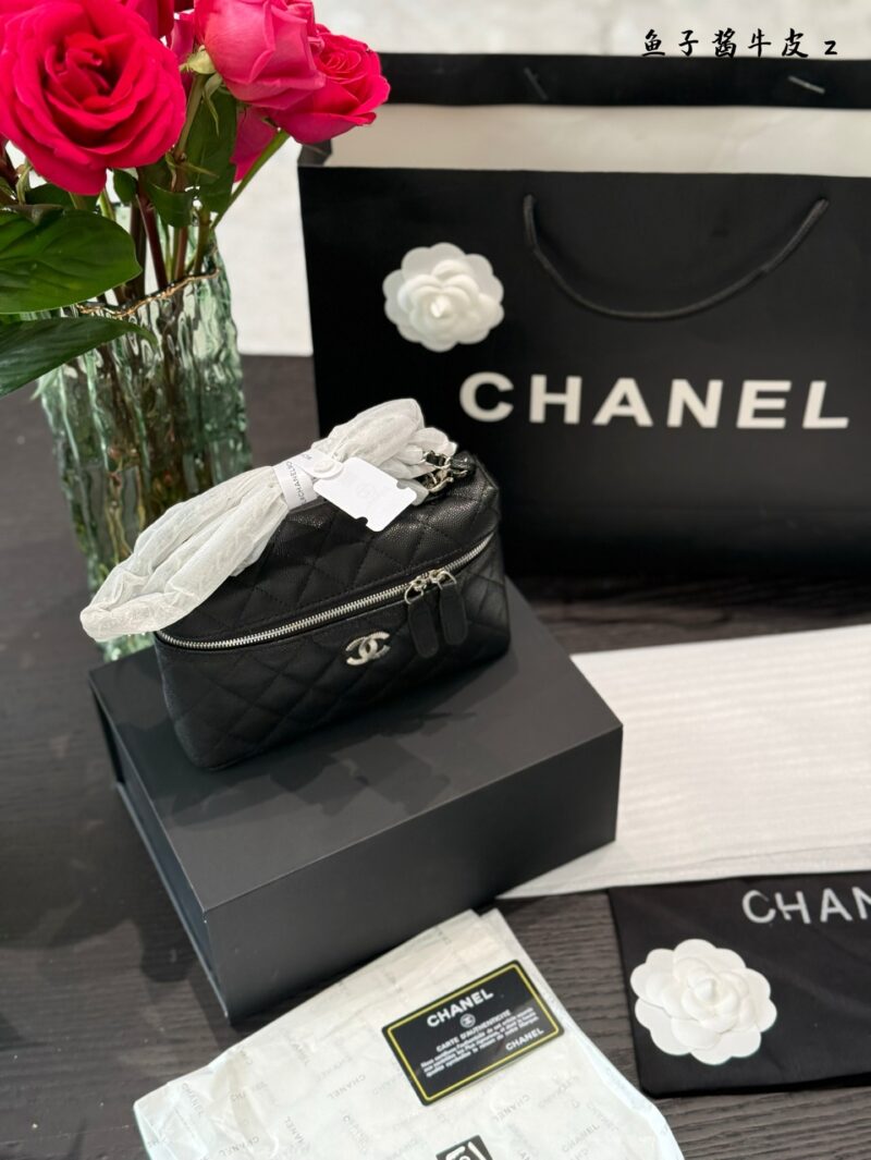 A Chanel 25c box p249
Chanel 25CLP black gold chain bag is coming!
The classic black and silver color scheme exudes a sense of luxury. Litchi cowhide, with excellent texture.
The design of the Cocoon Island chain is both retro and fashionable, making...