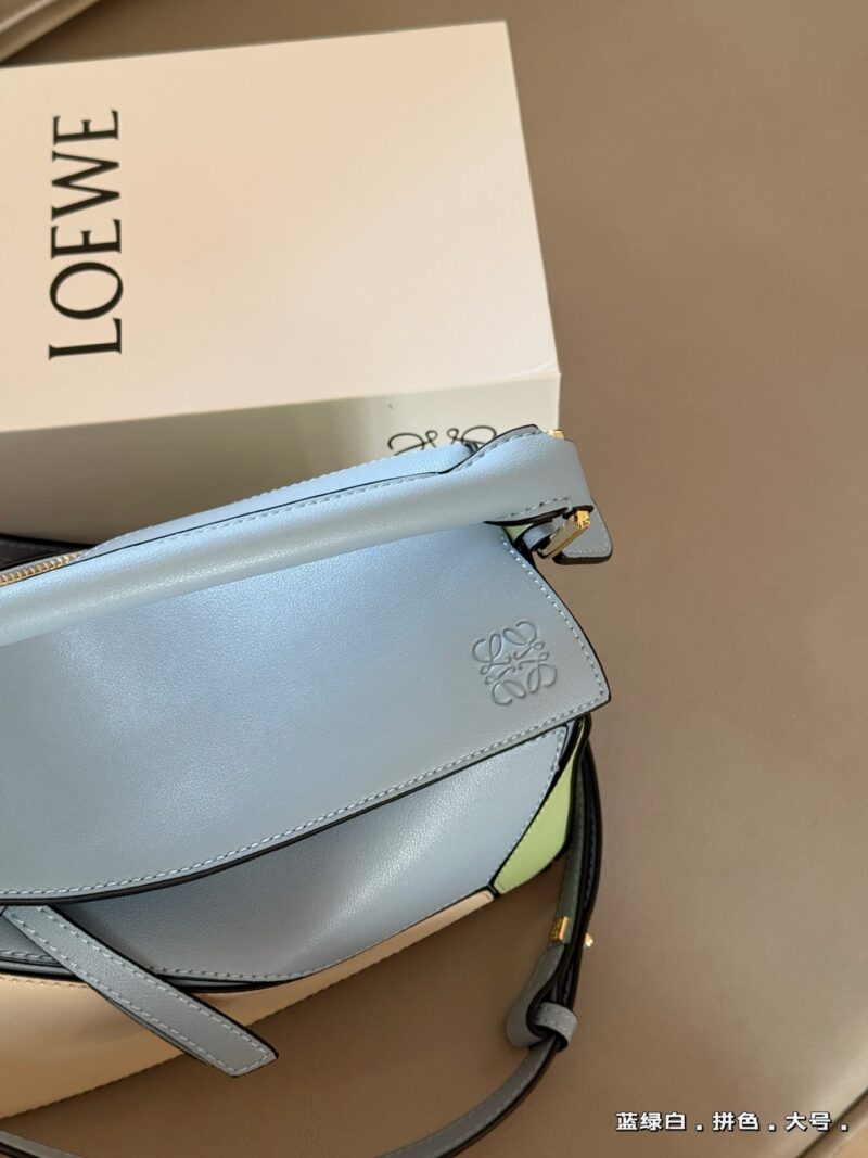 5a1c07c380.jpg 225 255 box
Size: 18 * 10cm (mini)
24 * 15cm (large size)
Loewe Geometry Package Puzzle
Truly cannot be missed,
?? Cowhide quality!
Completely hold on!
Puzzle's blue-green and white color matching
Advanced high is about to overflow!