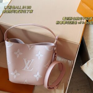235 box
size：18*16cm
ALL IN BB Heavy Attack with New Colors|
Who wouldn't be confused after reading this!
I didn't expect to like it more and more as I watched it
There are two sizes of holes for L home AII IN BB
25ss bucket bag