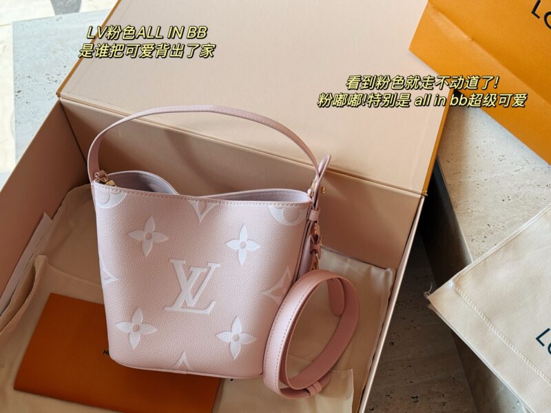 5a22a82bef.jpg 235 box
size:18*16cm
ALL IN BB Heavy Attack with New Colors|
Who wouldn't be confused after reading this!
I didn't expect to like it more and more as I watched it
There are two sizes of holes for L home AII IN BB
25ss bucket bag