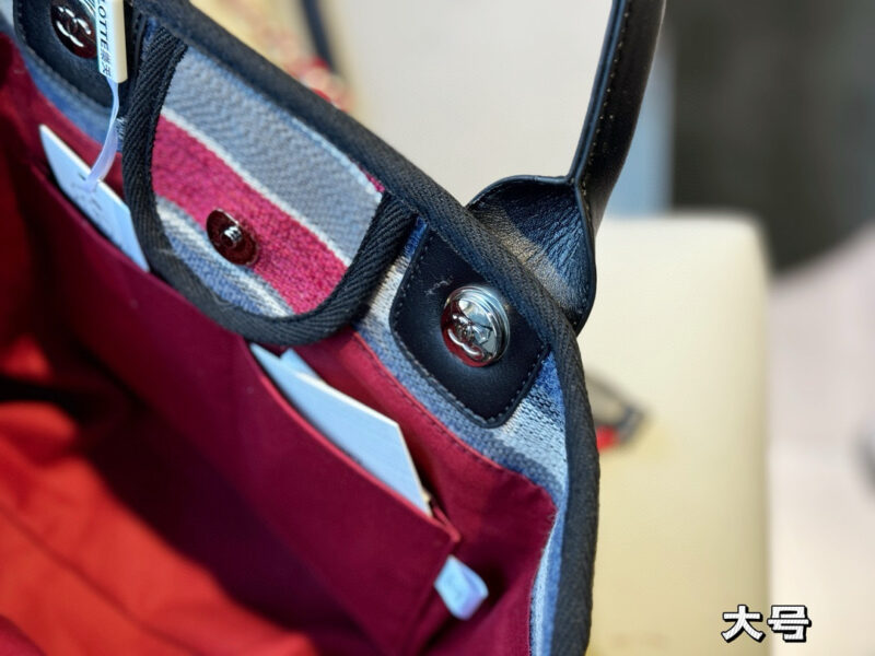 280 280 without box
Size: 38 * 30cm (large)
33 * 25cm (small)
Xiaoxiangjia Cowboy Beach Bag ?
Arrange it! Arrange it!
This beach bag released this year is so beautiful!
More advanced