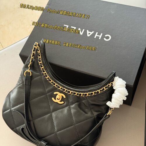 310 box sheepskin
size：26*17cm
Chanel 25p hobo bow is too cute
Sheepskin texture is soft and delicate
The butterfly bow on the shoulder strap is full of luster, so loving!
The capacity is also very good. Blessed are the sisters who like single shou...