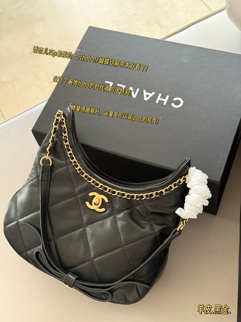 5a3749ee2e.jpg 310 box sheepskin
size:26*17cm
Chanel 25p hobo bow is too cute
Sheepskin texture is soft and delicate
The butterfly bow on the shoulder strap is full of luster, so loving!
The capacity is also very good. Blessed are the sisters who like single shou...