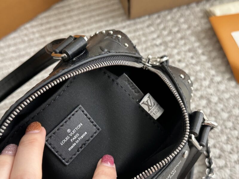 5a442200db.jpg Black Warrior ¥ 280
Lv small pillow bag original single sealed packaging ?? The size of NANO SPEEDY is quite small, so it exudes a fashionable, beautiful and charming temperament when paired. However, it is lightweight to carry and easy to wear ...
