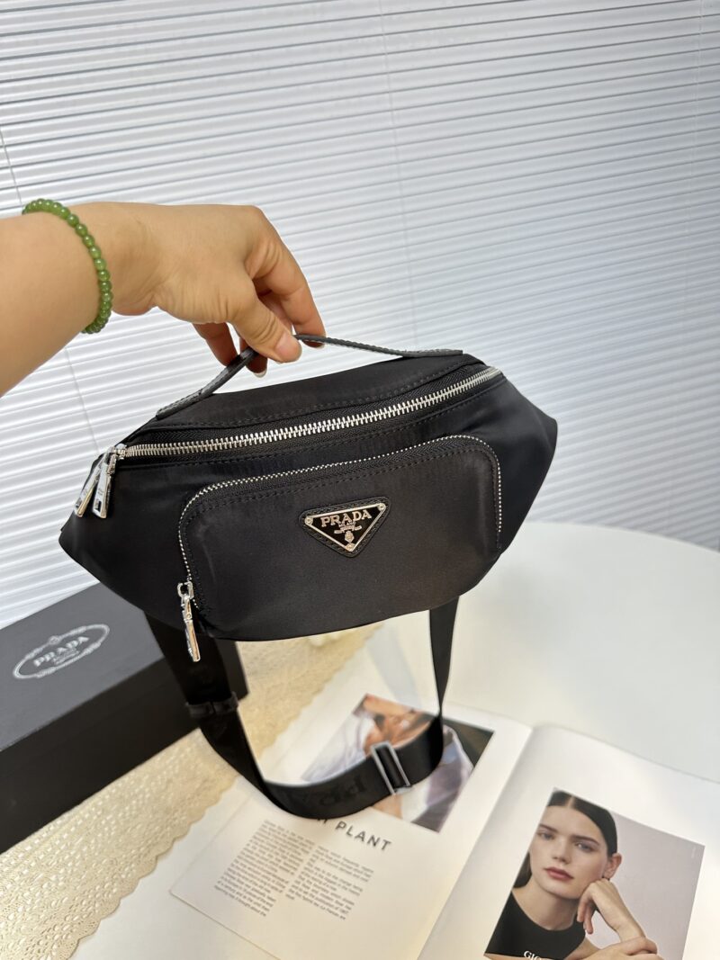 Comes with PRADA gift box, size 30x15 waist bag/chest bag model 2VH 165. This waist bag design is not only practical but also enhances the overall design sense, making it easy to raise the body proportion. The bag can be worn as a chest bag or crossb...