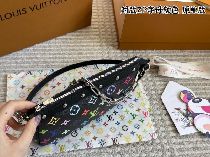 5a6334ccd6.jpg 260 box original single version
size:22*12cm
L Home Mahjong Bun! Replica
?? Short shoulder straps! chain ??
Everything is available!!
Summer mahjong bag is more suitable, really fragrant armpit bag