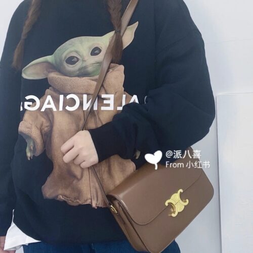 Celine Triumphal Arch Tofu Bun
Small size 19cm
Since changing the logo of the Arc de Triomphe, I started to think it was really okay, but then there was a warning from Zhen Xiang, which looked even better the more I looked at it
Sai Lin's medium size...