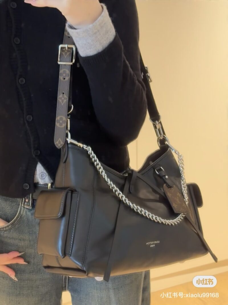 5a65e1318c.jpg Fashionable collection! Where is the Iv girl! Compared to the old flower Carryall
The all black series adds more casualness and freedom, exuding a sense of fashion whether worn on one shoulder or crossbody | V girl ecstatic