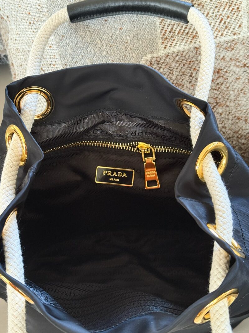 210 box
size：26*25cm
Prad 25 Spring/Summer Novice Bag is Here
It looks more futuristic now~
The small handbag with dragon cloth surface and coarse hemp rope is so cute, I love it!
Nylon bucket bag