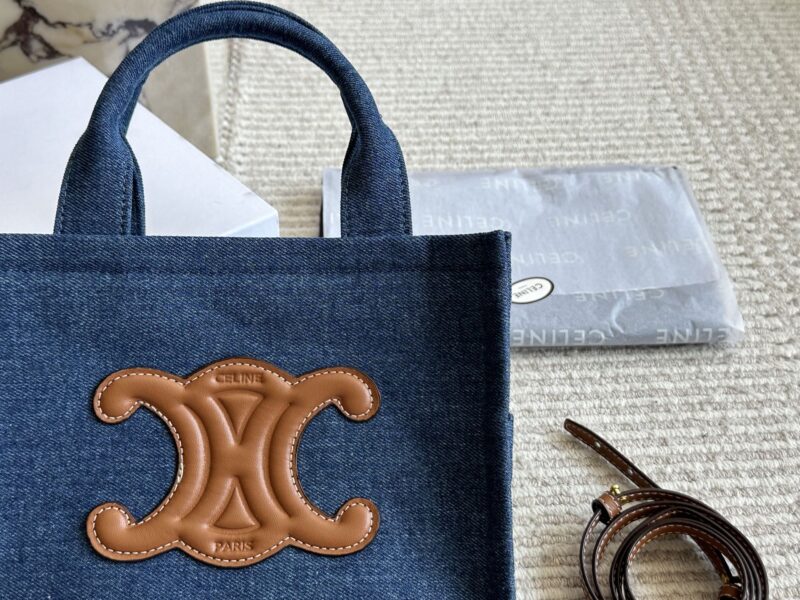 215 boxes
Size: 25 18cm
Celine 23ss small shopping bag
The whole bag is simple and neat,
Full of comfortable denim bags!
Both hands and shoulders are super beautiful