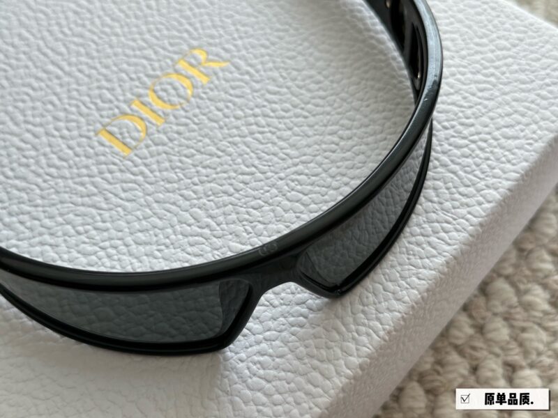 5a98f97c2e.jpg 215 High Version Complete Gift Box
Recent new favorite - Dior headband sunglasses
Really roar, look at it
You can also take it off as a headband
I really love cool things
One mirror dual-use full set gift box for personal use ? Giving gifts is very...