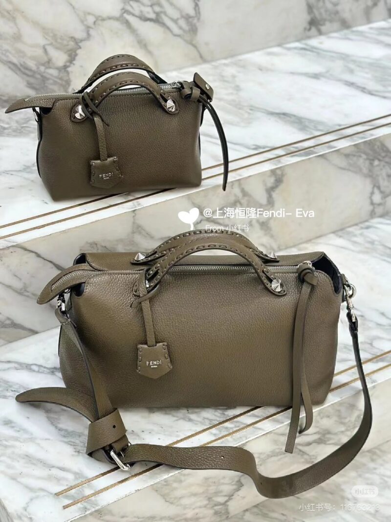 Fendi New | aBytheway New Performance
Fendi By The Way has been loved by many since its birth in 2014
This year's By The Way Seller's new performance on the runway is even more attractive! Dimensional compass
Medium size: 29 * 17 * 13
mini: 20*12*9