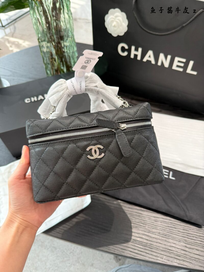 A Chanel 25c box p249
Chanel 25CLP black gold chain bag is coming!
The classic black and silver color scheme exudes a sense of luxury. Litchi cowhide, with excellent texture.
The design of the Cocoon Island chain is both retro and fashionable, making...