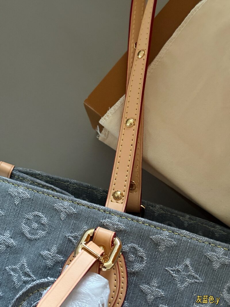 5ad6bad4f2.jpg 330 with packaging
size:34*26cm
L Home On the Go Cowboy Shopping Bag ??
25fw new model on the go
So elegant
I will always love tannins! Who can refuse LV's denim style
Search Lv on the go shopping bag