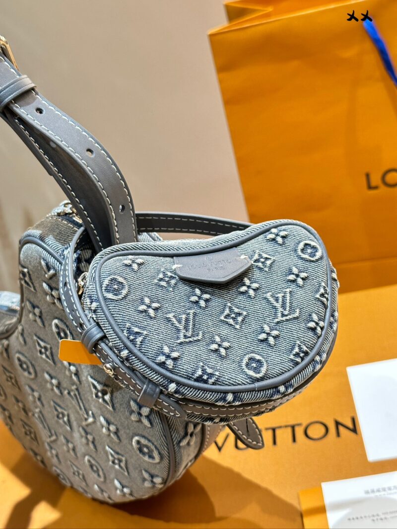 5ae2baad61.jpg LV Cowboy Pea Bag
Do you love this pea bag? The bag shape is like a pea pod, with smooth lines and a strong sense of styling. It imitates denim patterns and prints PVC leather, which is more durable and waterproof compared to denim. It is a must-have...