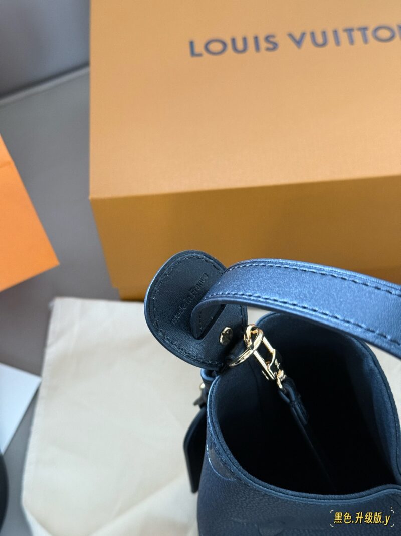 5ae61e627c.jpg 235 box
size:18*16cm
ALL IN BB Heavy Attack/
Who wouldn't be confused after reading this!
I didn't expect to like it more and more as I watched it
There are two sizes of holes for L home AII IN BB
25ss bucket bag