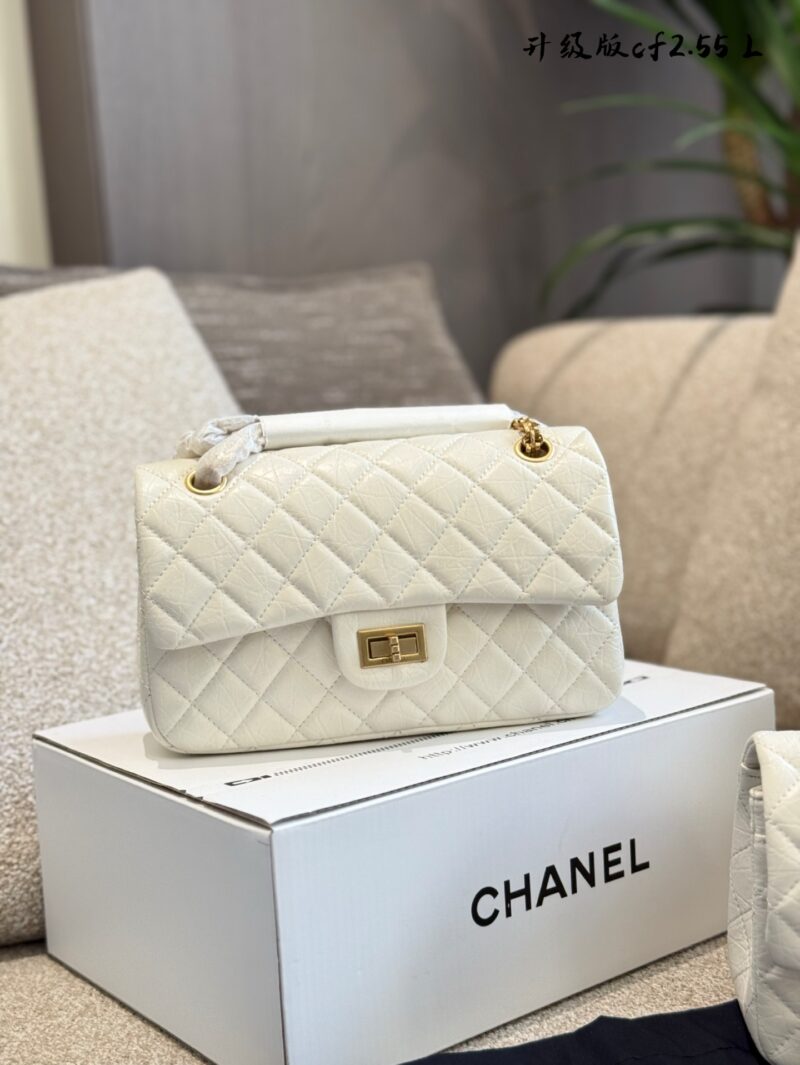 5b0b630297.jpg Chanel CF 2.55 Medium P255
No matter what clothes you wear, a Chanel handbag,
They can add a trendy color to your outfit.
Elegant commuting yet gentle, classic retro, the C-seat in the crowd
Easy to match with different occasions~
The shoulder strap ...
