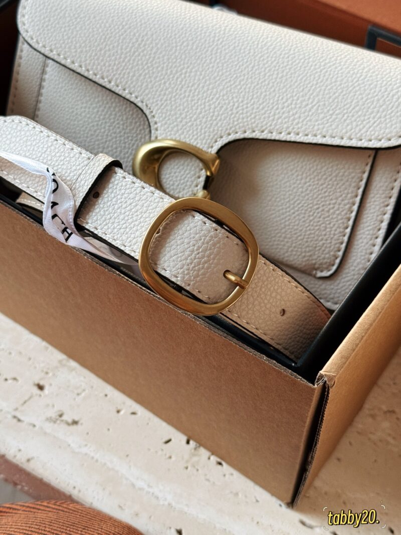 5b0f637328.jpg 250 boxes
size:20*11cm
C Home | Tabby20 Exquisite and Compact
Handheld crossbody can be freely matched and versatile!
The mini version tabby20 ° White Moonlight Out of Stock King is really the love of every little girl!