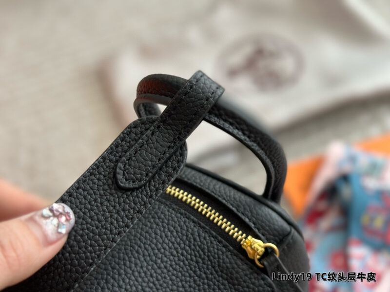 5b10d584dc.jpg 300 sets of complete packaging
size:19*13cm
?? top layer leather!
H Home Mini Lindy
? Crossarm ? Hand carried!
A perfectly cute little one!