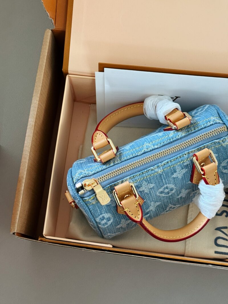 5b2505478c.jpg 235 box (upgraded version)
size:16*10cm
Tender tannin denim!!!
Don't be too cute!
Put down your small phone
We need this light colored denim in summer
Search for L Home Nano Cowboy
