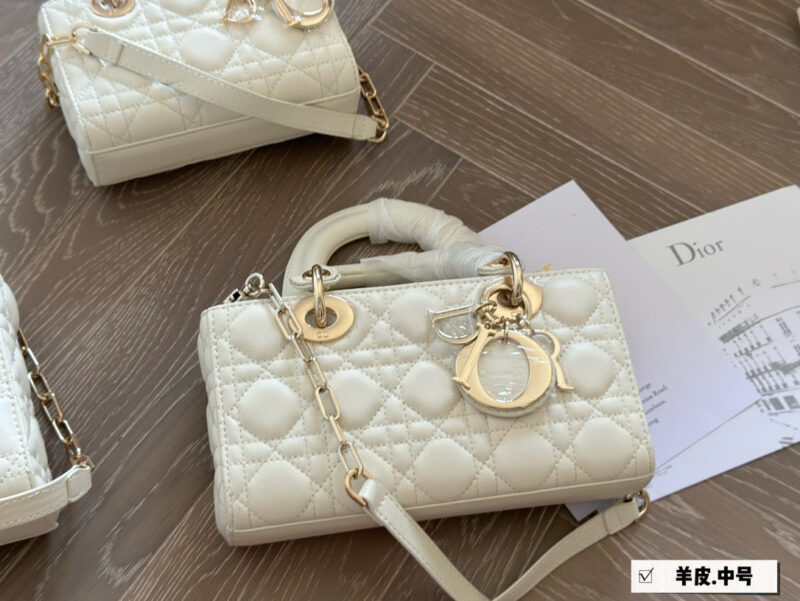 5b352b9ea5.jpg 、
Dior lady's new long sheepskin full set packaging
Dior's all-new D-joy is making a strong comeback, with the rhythm of a big hit. The bag comes with two shoulder straps and multiple back styles, making the upper body both beautiful and stylish. T...