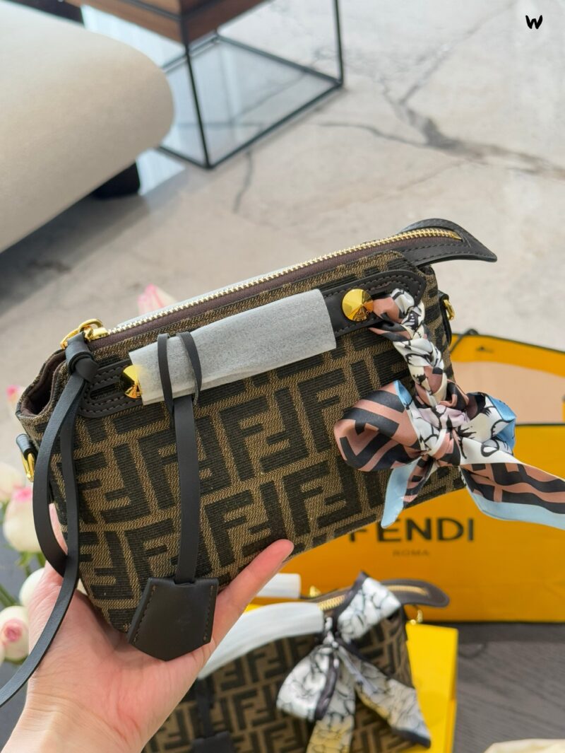 Fendi new pillow bag p230p245
Using the ultra soft Cuoio Romano is really easy and easy to carry! Each season has different designs, bringing us endless surprises and showcasing our unique charm. This handbag is truly both fashionable and practical! ...