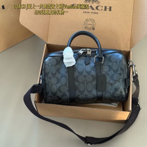 265 box
size：28*17cm
COACH | Falling in Love with a Male Boston | Venture Premium Grey
What are you still worried about getting for 520?
Advanced graphite gray exudes a sense of sophistication
C's classic, fashionable and atmospheric pillow bag
A v...