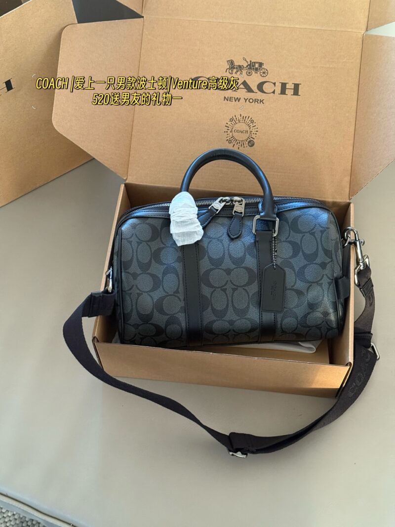 5b4739bad7.jpg 265 box
size:28*17cm
COACH | Falling in Love with a Male Boston | Venture Premium Grey
What are you still worried about getting for 520?
Advanced graphite gray exudes a sense of sophistication
C's classic, fashionable and atmospheric pillow bag
A v...