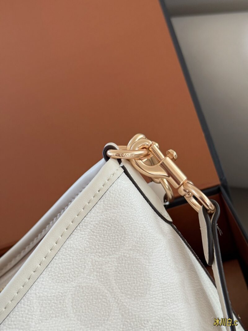 235 box
size：31*23cm
Coach C's new Laurel
The wandering bag is truly stunning. Underarm bag hobo
Casual, lazy, easy to handle
Two shoulder straps, one long and one short
Shoulder, crossbody, hand-held, armpit, back
They can be freely versatile
Ther...