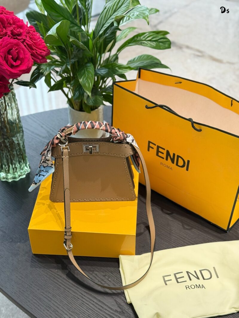 5b52997b91.jpg Fendi can cure all diseases p230
While shopping, I was mesmerized by FENDI Peekaboo ISeeU Petite's natural grain leather paired with Selleria handmade stitching
Full of design sense, low-key luxury yet elegant
No matter what outfit it is paired with,...