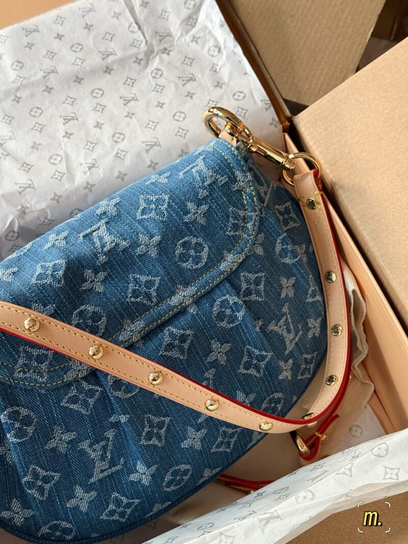 5b5690d545.jpg 300 boxes (replica version)
size:26*18cm
L's denim sunset is perfect for summer
I really like the tannin series
The Sunset capacity is sufficient,
Soft and not afraid of pressure,
Color resistant and stylish!