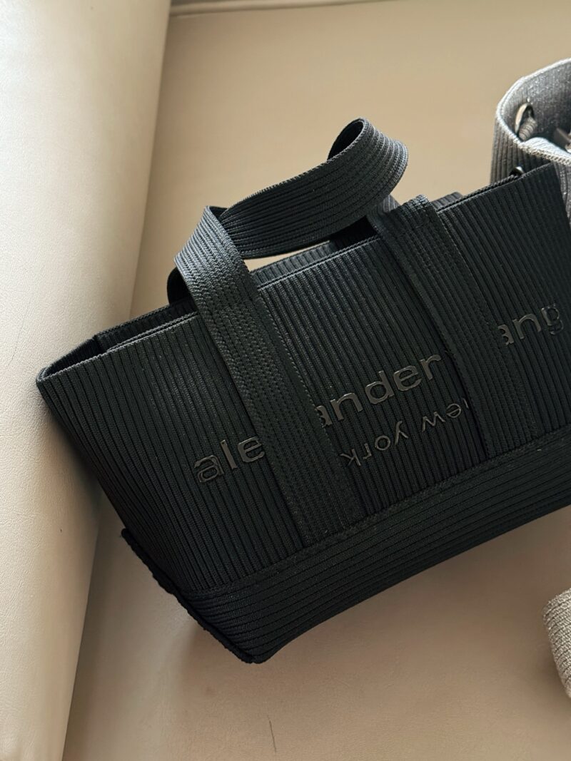 5b684bd52a.jpg 190 box
size:18*15cm
Alexander Wang | Who carried the cuteness off the street#
King Ryan Ribbed Mini Tote
Lightweight, comfortable, and easy to carry!