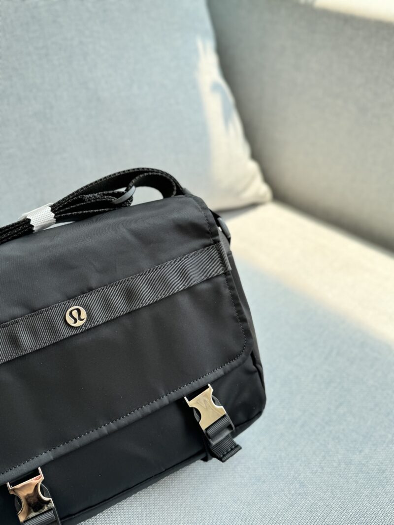5b8904e456.jpg 215 airplane box
size:28×21
Lululemon Wulnderlust 6.5L Nylon Postman Bag Single Shoulder Crossbody Bag
Gun colored metal buckle+3D car line, with a touch of luxury at your fingertips! Paired with sweatshirt and denim, it instantly transforms into ...