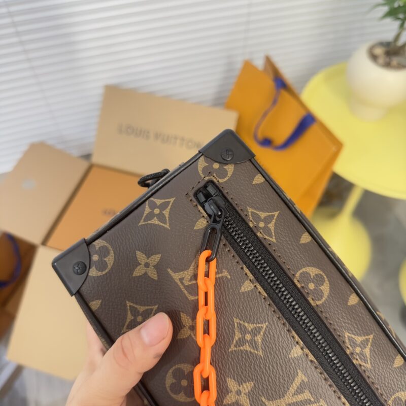 5b91a6f189.jpg Copy of original order ? MINISOTTRUNK handbag features the iconic Monogram print paired with contrasting resin chain straps, creating a delicate and charming design. This charming handbag has sharp edges and elegant connotations, showcasing a mod...