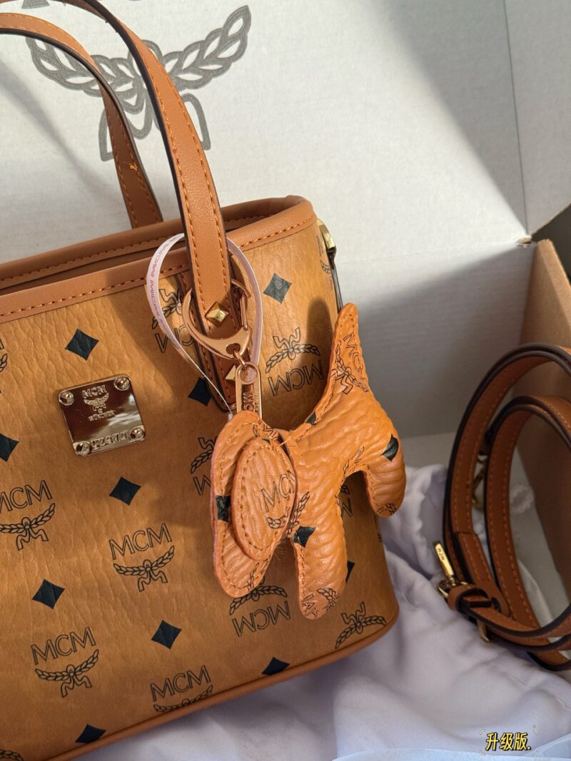 5b929d0cd3.jpg 190 box (upgraded version)
size:20*15cm
Classic MC Basket (Comes with a Dog Pendant as a Gift!)
original single! original single!
Playful and versatile!
MCM Basket!
I bought it right! I saw it at first sight!