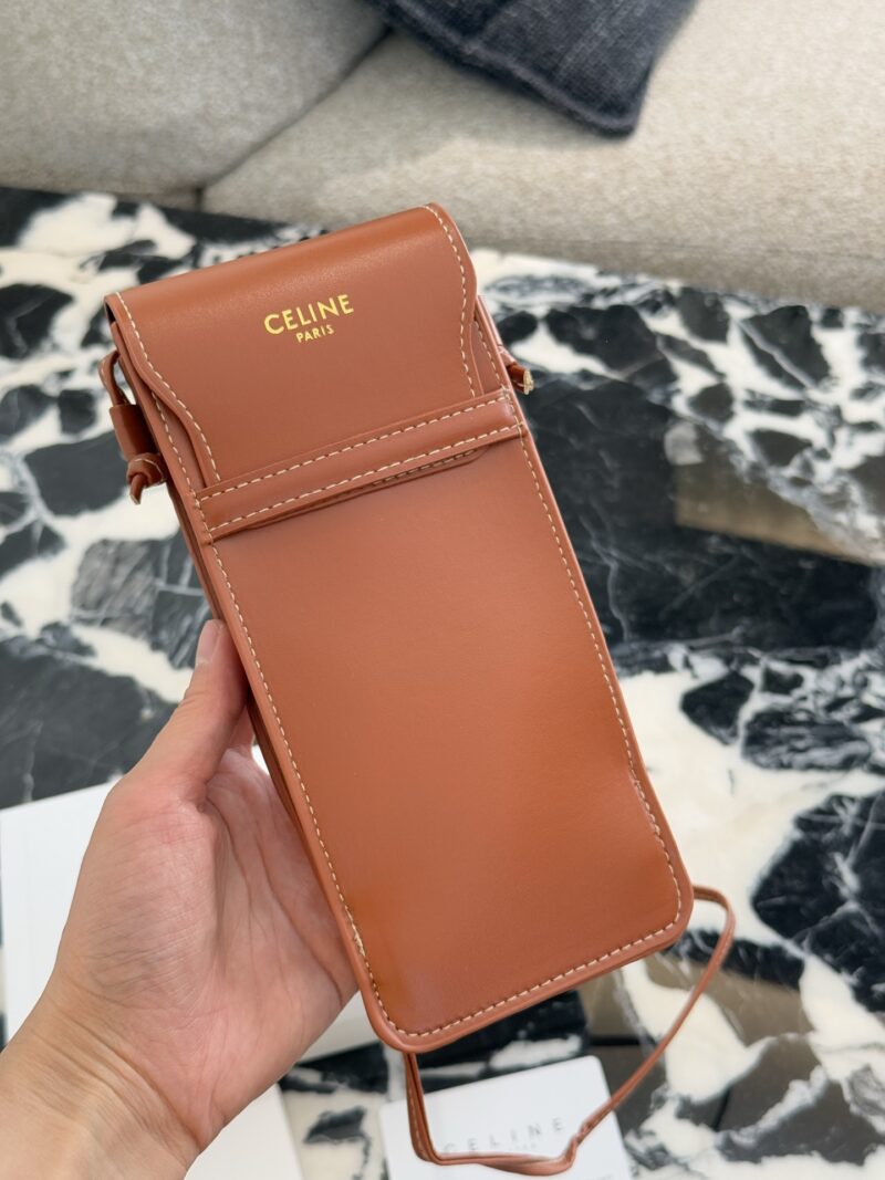 5b9a07e9b6.jpg Gift phone bag p205
Celine sunglasses of the same style as Shi Shi, worn You are the cold and aloof young lady!
As a fashion trendsetter, how could you miss Liu Shishi's Celine sunglasses CL 40194U-01A!
This pair of sunglasses truly blends fashion an...