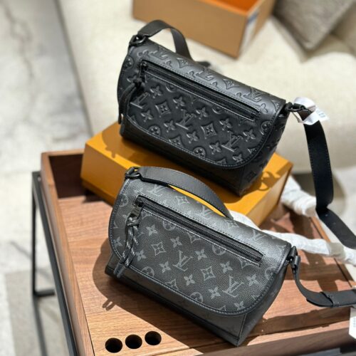 Black flower p260 embossed p280
LV Pulse Small | New Fresh Look! All the trendy men are squatting~Dangdang~Today I will introduce you to a product that has not yet been released The newly launched men's bag LV reports to you from the forefront
LVpuls...