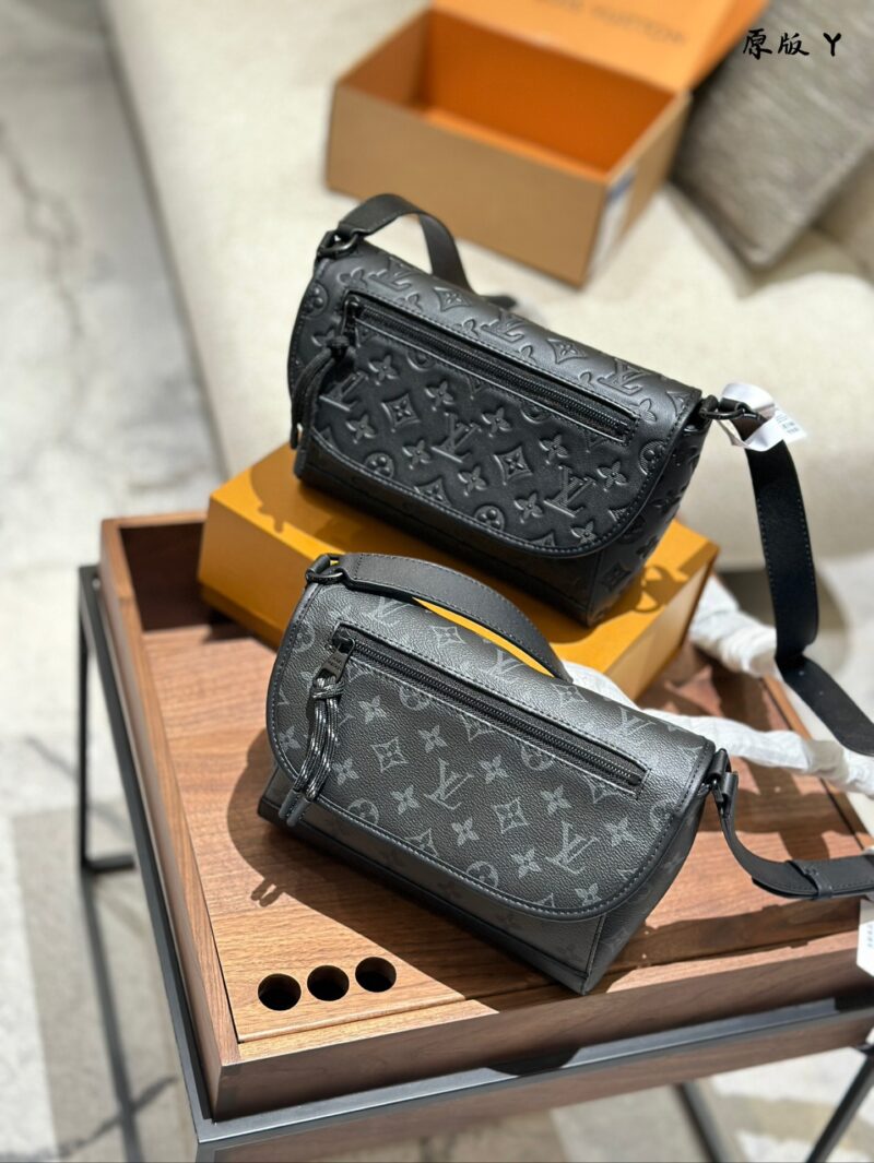 5ba0ab1c36.jpg Black flower p260 embossed p280
LV Pulse Small | New Fresh Look! All the trendy men are squatting~Dangdang~Today I will introduce you to a product that has not yet been released The newly launched men's bag LV reports to you from the forefront
LVpuls...